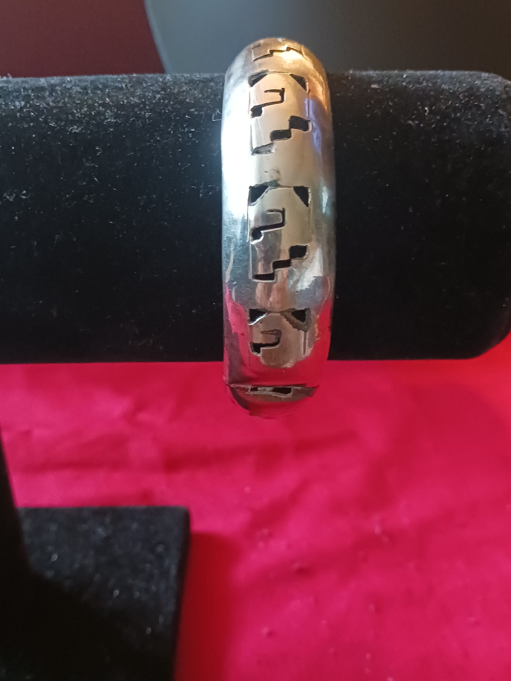 Silver Cutout Pattern Bangle Bracelet - Silver